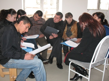 Armenia TEN Youth Participants Preparing for Presentation